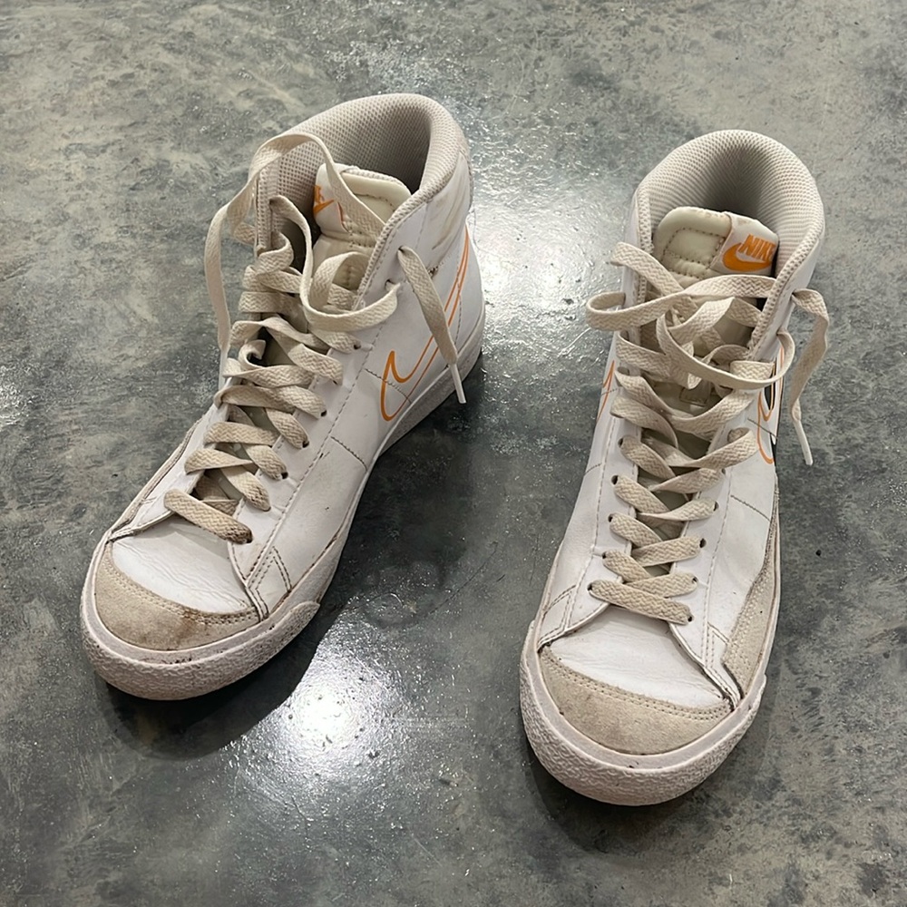 Youth 6 Women’s 7.5 Nike Blazers